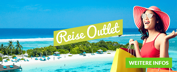 Reiseoutlet - Frau mit Einkaufstüten am Strand